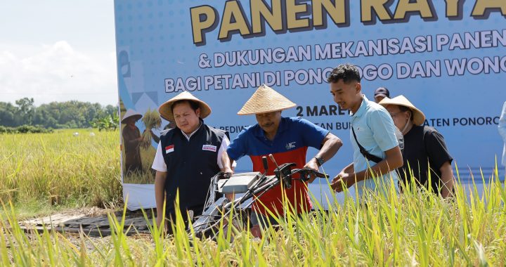 STAPA Center Distribusikan 80 Alat Pemanen Padi di Ponorogo